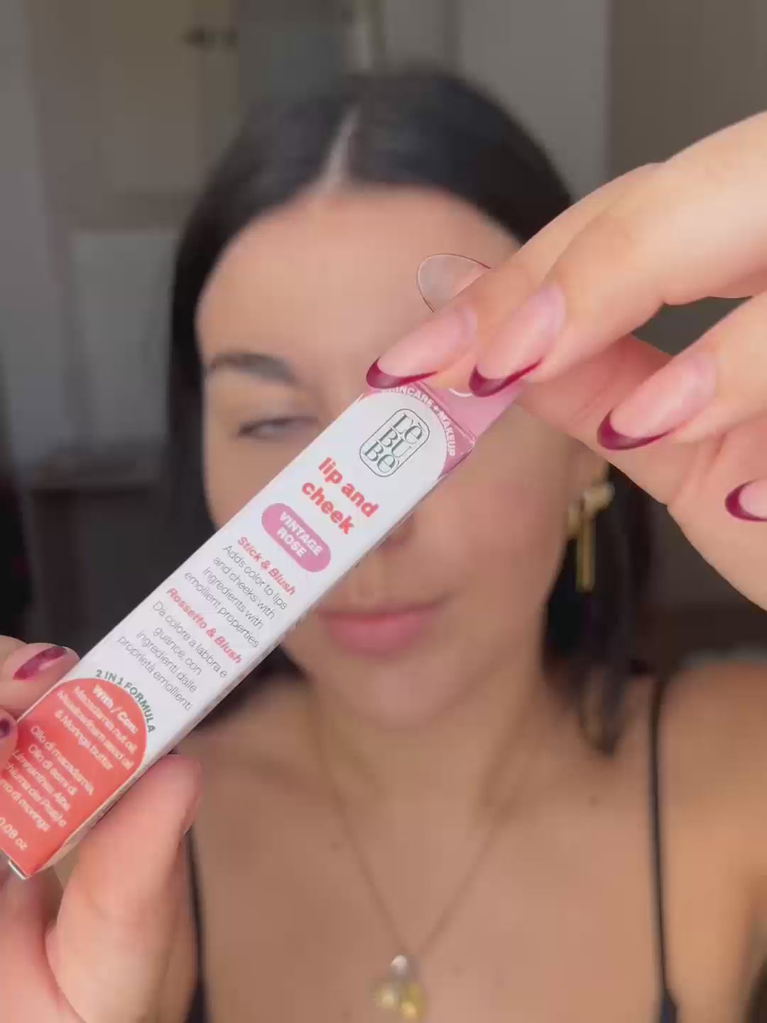 Carica video: Lip and Cheek