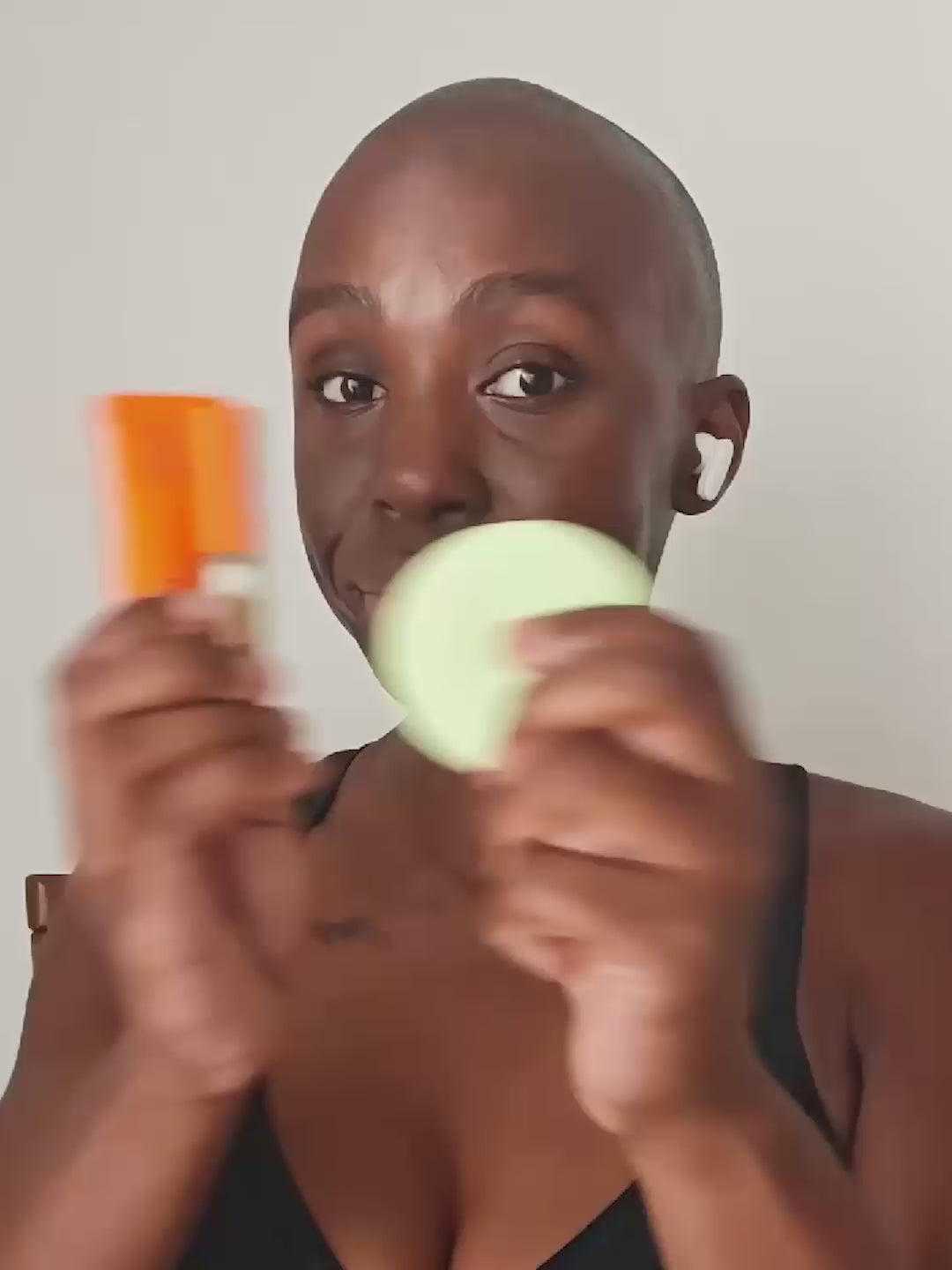 Load video: Woman wearing Lebubè Cream lHighlighter Liminizer with body cream  and hydrating Lip Oil and Balm, for a full glowy and dewy look with skincare benefits