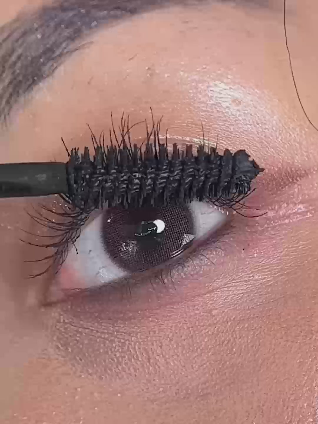 Load video: Extreme close up of eye wearing vegan flake-resistant natural mascara with lashcare antioxidant properties from Lebubè 