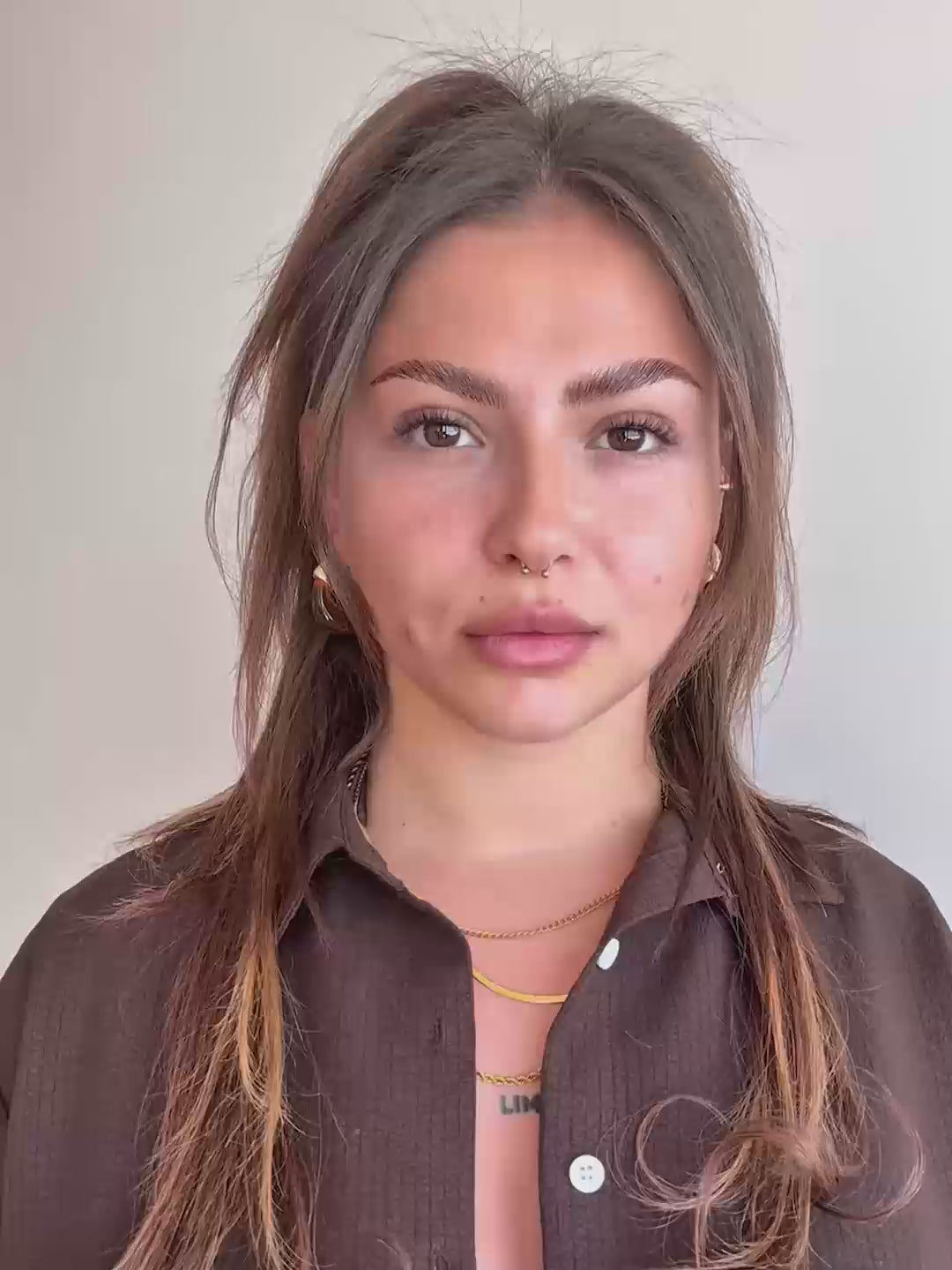 Load video: Woman wearing Lebubè skincare-first natural and hydrating blush and lipstick in Rubia Rose, from Lebubè hybrid cosmetics