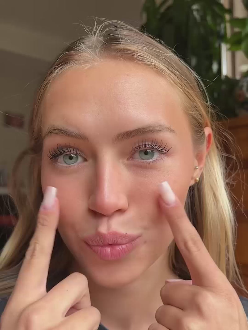 Woman wearing Lebubè vegan Lash Primer and Tea Mascara, a volumizing lash growth treatment for fuller and stronger lashes